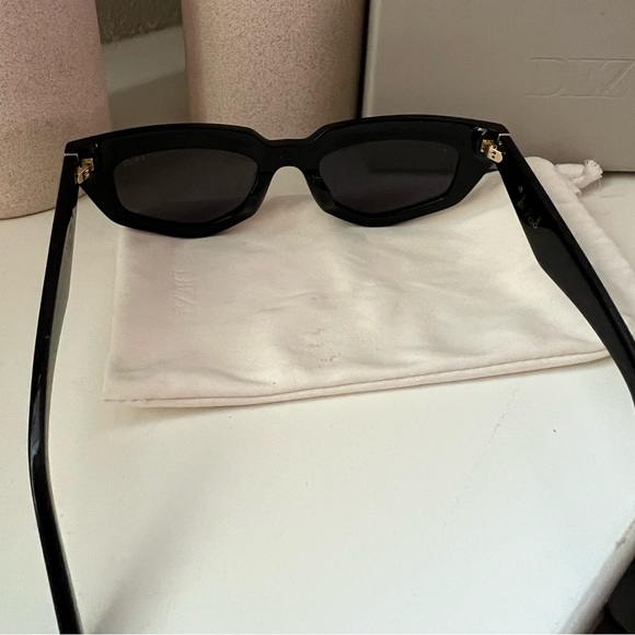 DEZI Sunwear “On Read” in Black / Dark Smoke NWOT - Picture 7 of 11